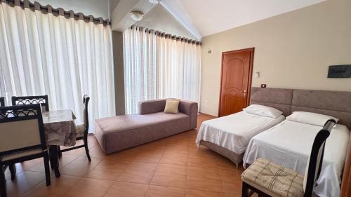1 queen bed, 2 twin beds, 2 sofa beds