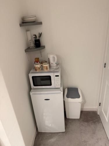 Suite 4 Double Bedroom With Dedicated Private Bathroom in Danderhall