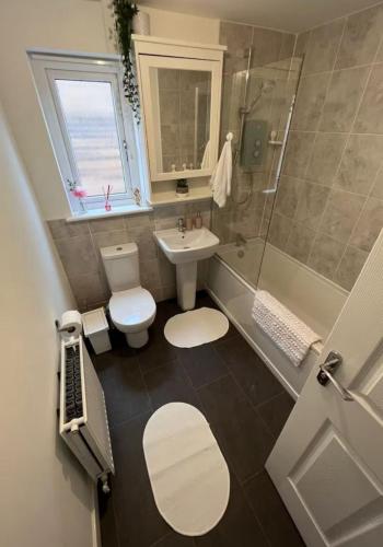 Suite 4 Double Bedroom With Dedicated Private Bathroom in Danderhall
