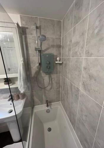 Suite 4 Double Bedroom With Dedicated Private Bathroom in Danderhall
