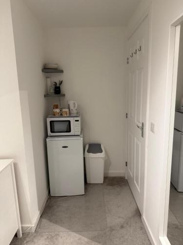 Suite 4 Double Bedroom With Dedicated Private Bathroom in Danderhall