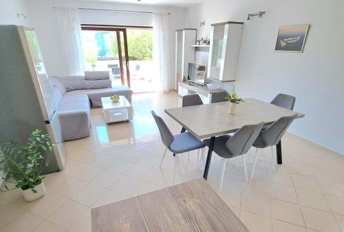 2 bedrooms, 4 beds