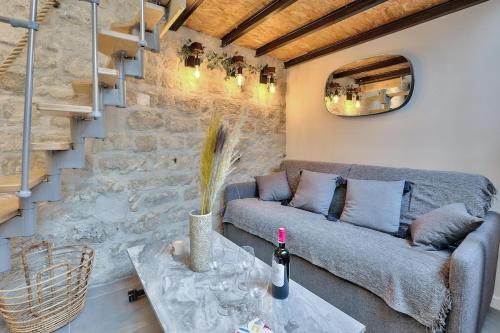 Studio walking distance from Marais with mobile AC, Paris