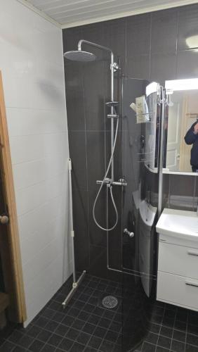 淋浴間, 55neliöinen Tilava RivitaloKaksio,Uudet kodinkoneet, sauna (55 nelioinen Tilava RivitaloKaksio, 1-4hlo, Taydellinen keittio, Uudet kodinkoneet, laadukas sauna, ) in 塞伊奈約基