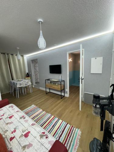 Studio 30m2 juan les pins in Avenue de Cannes