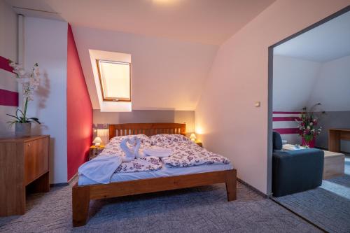 1 queen bed, 2 sofa beds