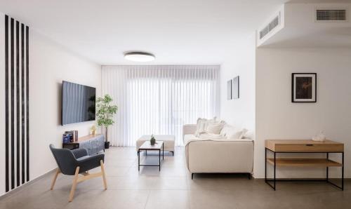 Wonderful 3 bedroom on the beach in 나하리야