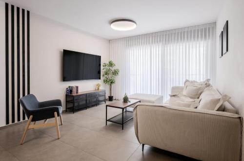 Wonderful 3 bedroom on the beach in 나하리야