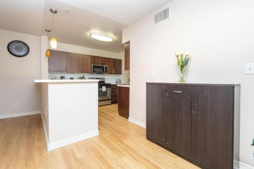 Cozy 2BR Apt in Downtown LA with Pool & Hot Tub, Los Ángeles (foto 7)