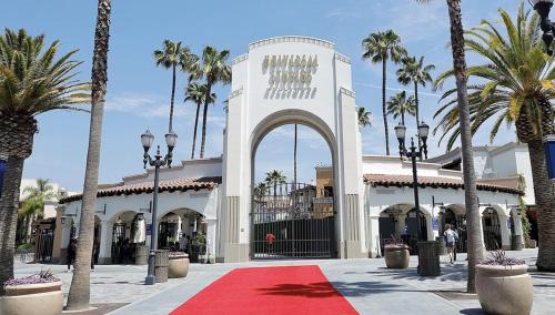Dreamy 2BR With Balcony & Hollywood Sign Views!