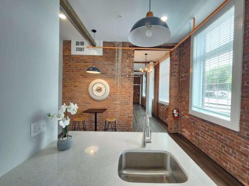 Jennifers Vibrant Historic Brick Loft Private Apartment in Providence, USA