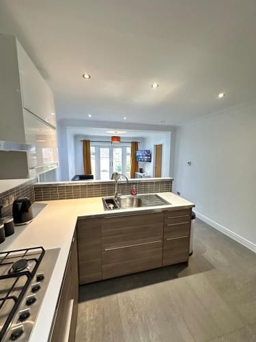 keuken, Modern & Spacious 7 Bed Room Home Corporate Group Free Parking in Old Woking
