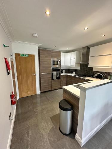 keuken, Modern & Spacious 7 Bed Room Home Corporate Group Free Parking in Old Woking