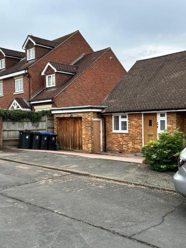 Buitenkant, Modern & Spacious 7 Bed Room Home Corporate Group Free Parking in Old Woking