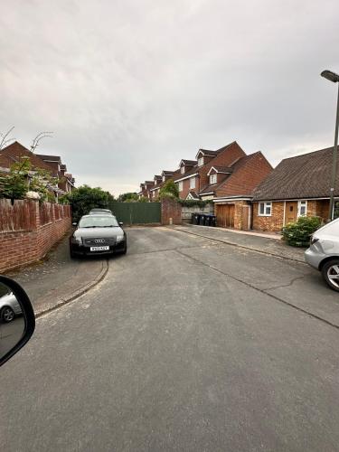 Uitzicht, Modern & Spacious 7 Bed Room Home Corporate Group Free Parking in Old Woking