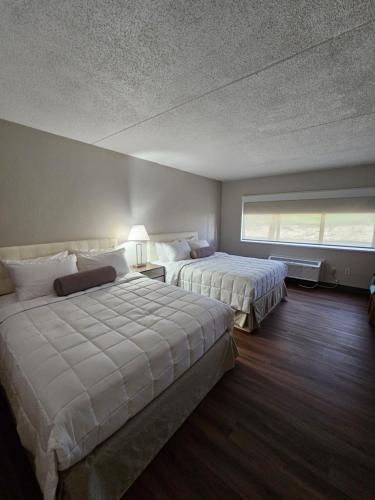 2 queen beds