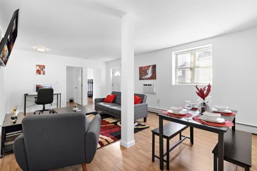 Cozy Family Getaway - NYC & NWK with free parking in Bayonne, USA
