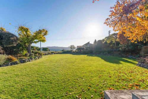Waterside Bliss - Taupo Holiday Home - image 5