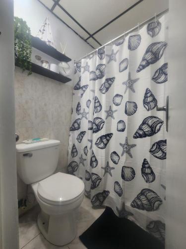 Habitacion con sulay a 10 minutos del aeropuerto punta del este tocumen in Токумен