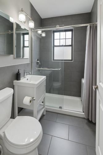 2BR Stylishly Apt in Lakeview - OD 3N - image 2