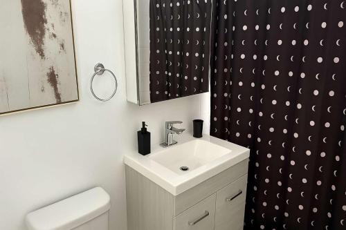 Modern 2BR with Reliable Wi-Fi - Roscoe 30 - image 12