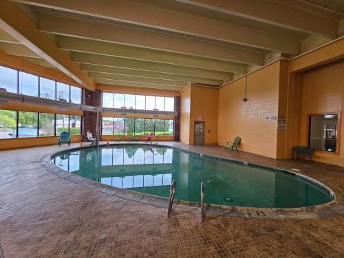 Howard Johnson by Wyndham South Portland - image 11