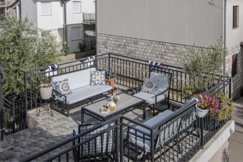 Azzurro Apartments with Swimming pool & Jacuzzi - image 2