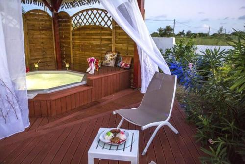 Grande Vigie Gîte piscine commune (Grande Vigie Gite piscine commune) in Berard