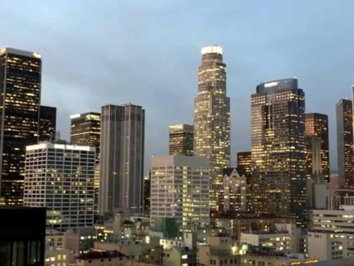 Stunning 3BR High-rise with Pool, Spa & Rooftop Views, Los Angeles (fotografie 3)