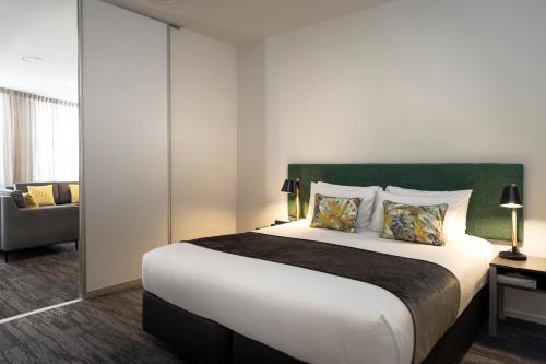 Deluxe Two-Bedroom Apartment image 7