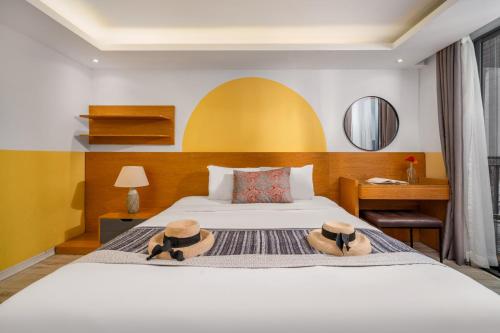 Two-Bedroom Apartment with Pool View image 7