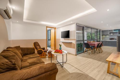 Two-Bedroom Apartment with Pool View image 10