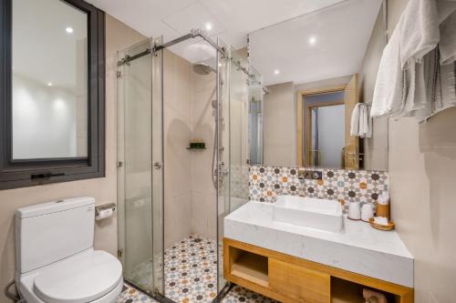 Two-Bedroom Apartment with Pool View image 1