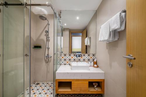 Two-Bedroom Apartment with Pool View image 3