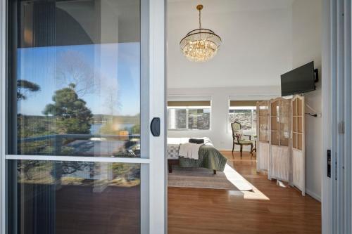 Blossoms on the Bay - 4 Bedrooms in Egyéb