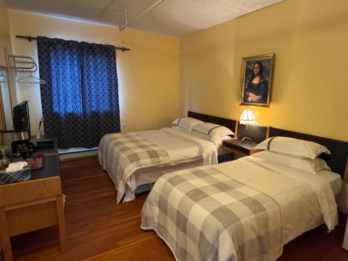 1 queen bed, 1 twin bed