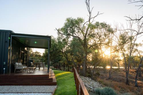 Parcoola Retreats Secluded riverside escape in บาร์เมรา