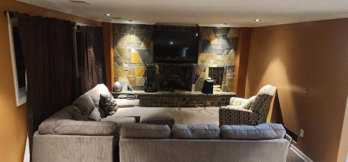 Cozy 4BR Oasis Family Home w/ Fireplace & Backyard – khách sạn tại Southfield