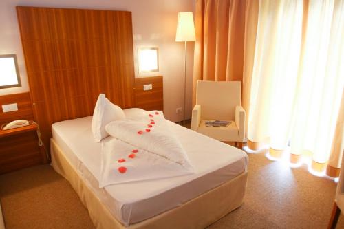 Hotel Vernagt Hotel Vernagt is conveniently located in the popular Senales area. The property offers a wide range of amenities and perks to ensure you have a great time. Service-minded staff will welcome and guide 