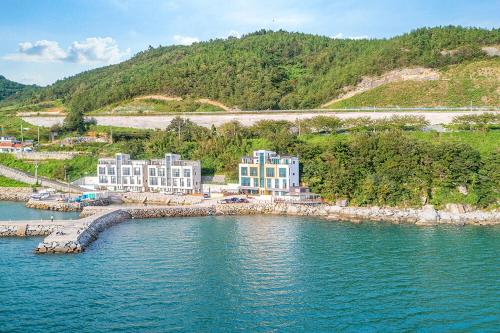 Yellow Submarin Spa Pension near Jangsuman