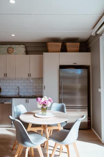 Farm Stay & Private Beach at Pear Tree Cottage in Middleton