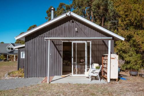 Farm Stay & Private Beach at Pear Tree Cottage in Middleton