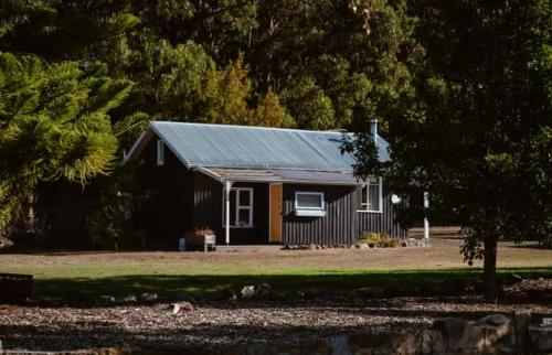 Farm Stay & Private Beach at Pear Tree Cottage in Middleton