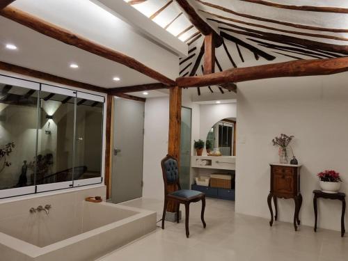 room detail thumbnail 2