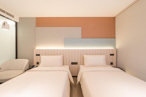 Executive Twin Room image 4