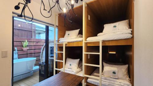 4 twin beds