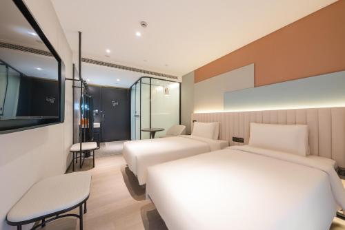 Executive Twin Room image 3
