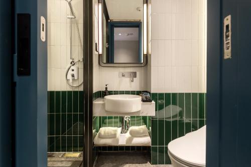 room detail thumbnail 2