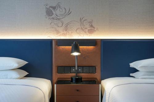 Deluxe Double Room with Two Double Beds image 7