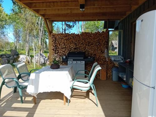 Facilities, Boheemlaslik pooning Padaste lahe aares in Padaste